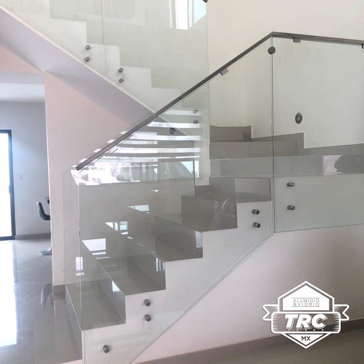 ayvtrcperez's tweet photo. La luz es lo que te guía a tu casa, la calidez es lo que te mantiene ahí 🏡✨ • ¡Cotiza tus servicios e ideas aquí!#glass #glassrailing #glassrailings #glassrailingsystems #vidrio #vidriotemplado #barandal #barandalesdecristal #cristal #cristaltemplado #trc #torreon https://t.co/bnucuF9P5Q