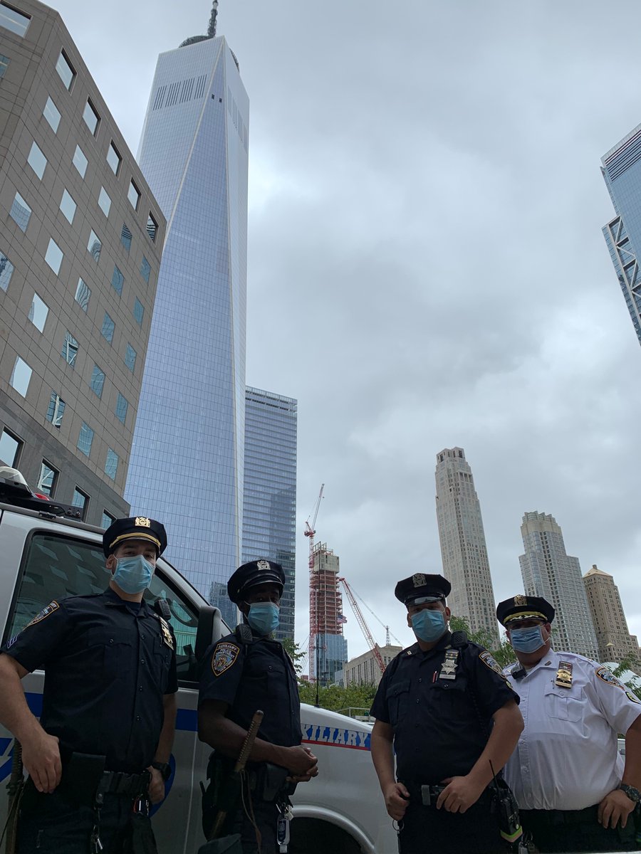 Thank you to our TOD Auxiliaries, on post assisting with the perimeter for the arrival of the V.P. Nice work! @NYPDauxiliary https://t.co/T2z4NTHMCP