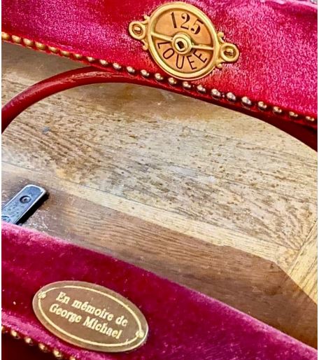 Georgiafan593's tweet photo. GEORGE MICHAEL - LA PLAQUE A ETE POSEE SUR LE FAUTEUIL AU PALAIS GARNIER !! https://t.co/W28sO3V6Yk #George Michael #NEWS #A découvrir via @Georgiafan593 https://t.co/S0srV52rtS