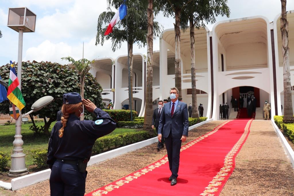 FranceBangui's tweet photo. Le nouvel ambassadeur de France en RCA Jean-Marc Grosgurin a présenté aujourd'hui ses lettres de créance au président Touadéra : message de confiance et d'amitié, joie de travailler avec toutes les composantes de la société centrafricaine, pour la population et sa jeunesse. https://t.co/nX56g75gQR