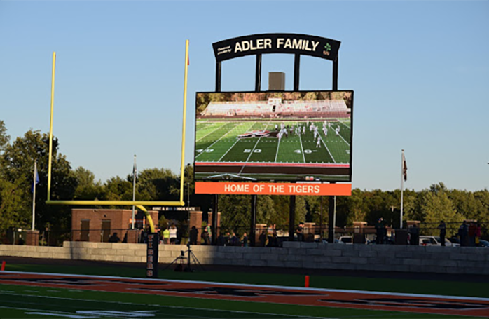 SamsungBizLED's tweet image. Marshfield High School (@MarshfieldTiger) upgraded its athletics faciliites with a 20 x 38' 16mm #videoboard, one of the largest in Wisconsin. 

Read about how #digitalsignage can pay for itself these days: bit.ly/2SMdX7D