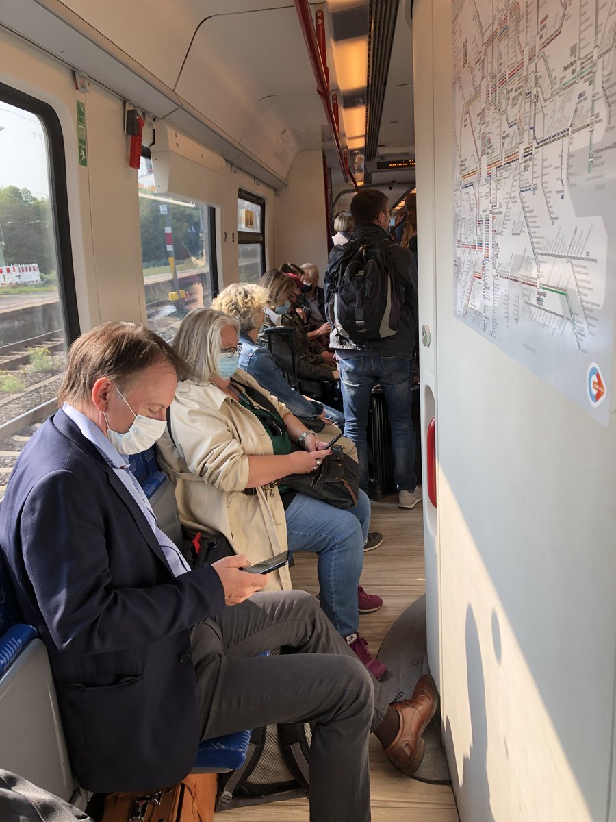 RitterJurgen's tweet photo. Wenn #ICE952 auf freier Strecke hält, nach 8 Min weiterfährt, um in #Solingen komplett zu verrecken und man mit dem RE48 abstandswahrend weiterzuckelt, dann weiss man, weshalb man die #BahnCard in die 1.Klasse upgradete
@DB_Bahn
Wenigstens alle maskiert beim engen Körperkontakt https://t.co/MNsR613xZ0