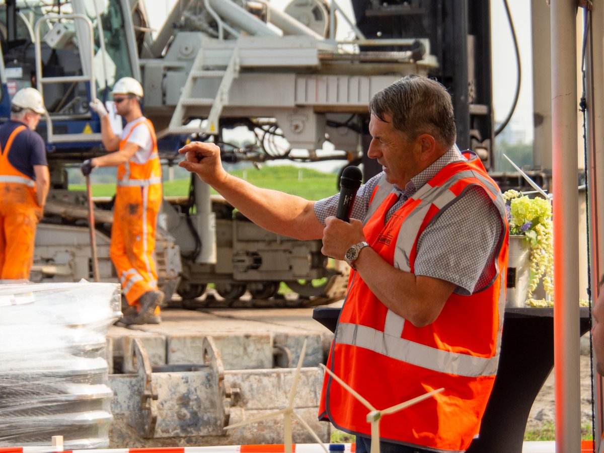 Een bijzondere 'mijlpaal' in de bouw van Windmolenpark Hattemerbroek! 🎉 Vanmorgen plaatste wethouder Bergkamp de eerste vibropaal. 
➜ Lees ons nieuwsbericht en bekijk alle foto's: vanwerven.nl/nieuws/wethoud…