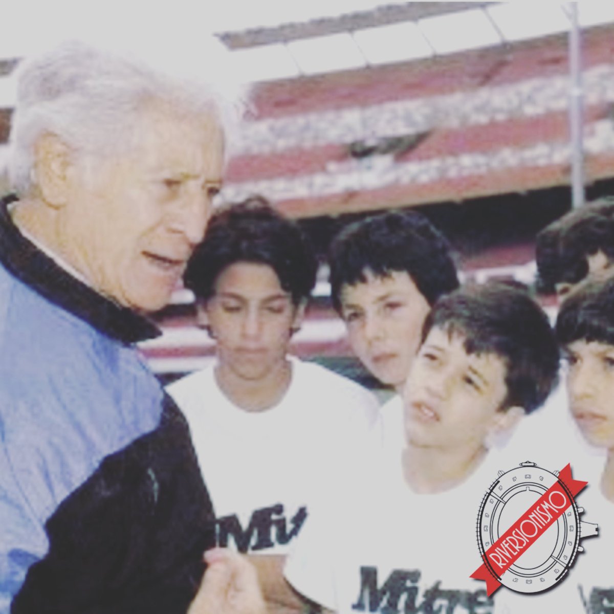 riversionismo's tweet photo. El maestro, Adolfo Pedernera, le explica a los chicos de las inferiores de @RiverPlate la importancia de jugar divirtiéndose, y no es casualidad que el que más atención presta es @dale10 
#FelizDíaDelMaestro #RiverPlate #EstadioMonunental #RiverRetro https://t.co/L1rVnLxu4J