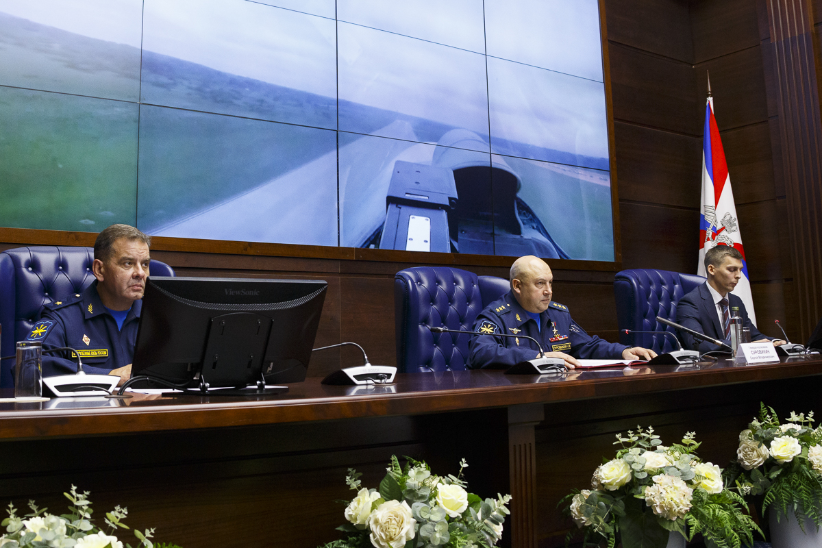 mod_russia's tweet photo. #Briefing #Surovikin: All tasks were performed by the #RussianASF pilots at a high professional level. Short-term attempts to approach the #B52 to our borders were promptly blocked by Russian fighters. There were no aviation incidents https://t.co/95ULDbWllT