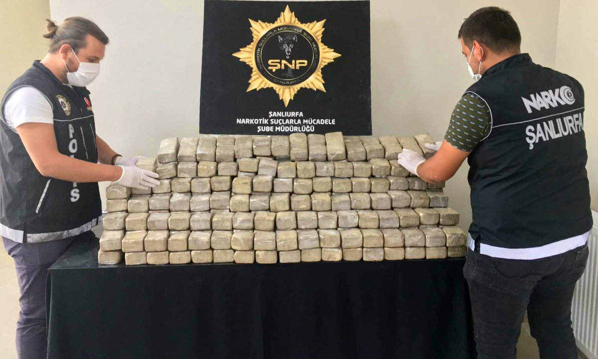 Abdullah_Erin47's tweet photo. İl Emniyet Müdürlüğü Narkotim ekiplerimizce, Şanlıurfa-Diyarbakır yolunda durdurulan bir tırda, 481 paket halinde 185 kilogram Eroin maddesi ele geçirilmiş, yakalanan 2 şüpheli gözaltına alınmıştır.

Zehir tacirlerine geçit vermeyen Emniyet teşkilatımızı tebrik ediyorum. https://t.co/S1wxw3QjR4