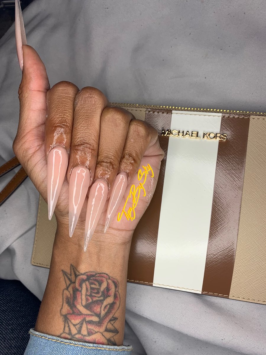 Shametriaaaaaa's tweet photo. simplicity ⚜️
•
•
•
Dm to book ! Booking Site COMING SOON
•
•
#acrylicnails #boujeenails #tipzbysky #stilletonails #greenvillenailtech #northcarolinanailtech #simple #classy #xlnails #book #openavailability #explorepage #viral @michaelkors https://t.co/dZioKrBm3F