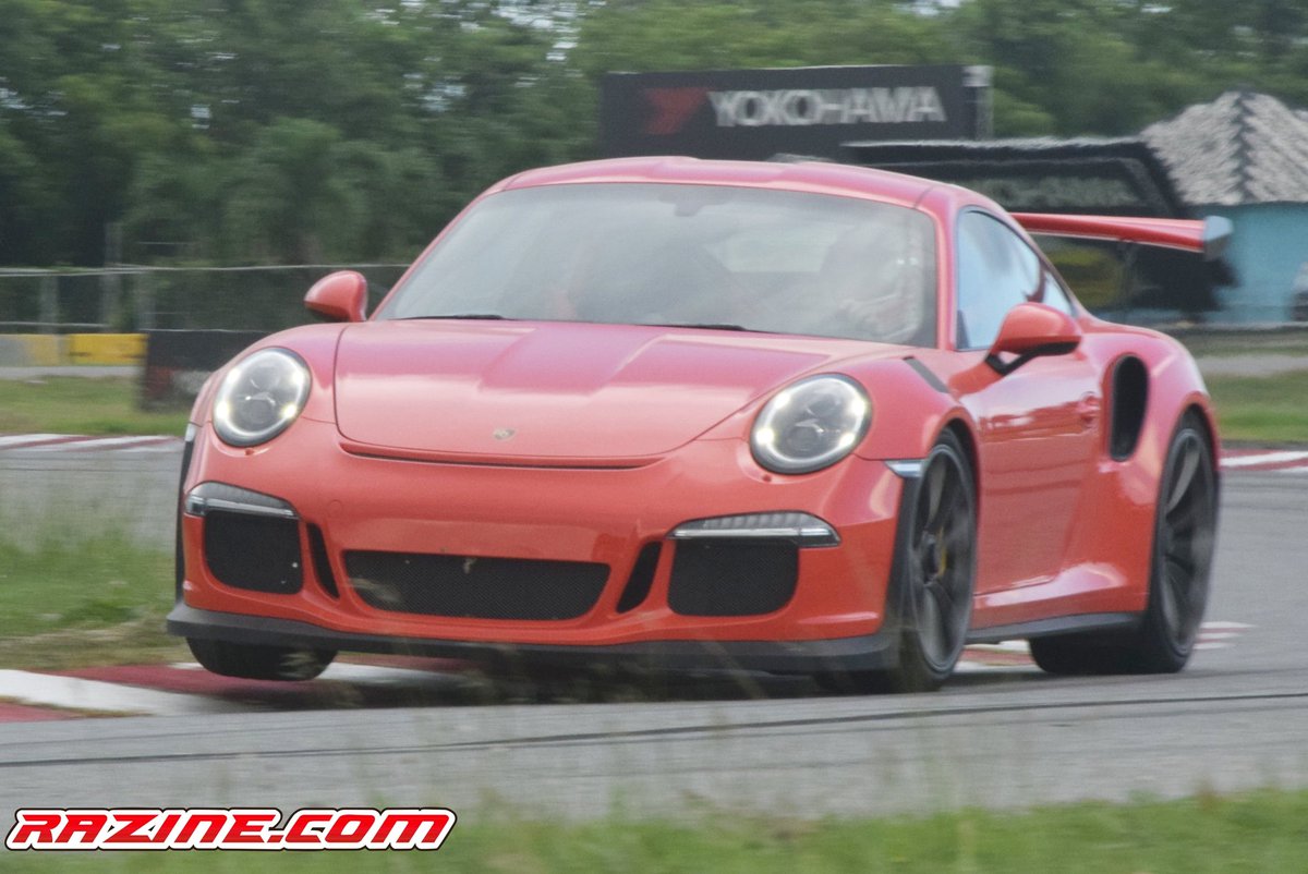 Que para que son este tipo de auto? Para disfrutarlo como el ma' mejol 🤪... Dándole pedal contra el metal con ese pie hasta el fondo. Así capté este #Porsche #GT3RS volando los bordillos del Autódromo Las Américas el miércoles pasado. 1:20.09 #Trackrecord para un auto de calle.