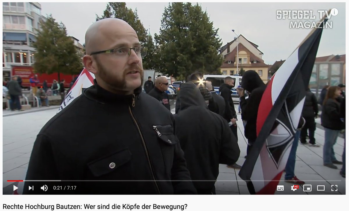 Schmanle's tweet photo. .@SpiegelTV berichtete 2016 über eine Nazi-Demo in #Bautzen: „versammelt hat sich heute der harte Kern der nationalsozialistischen Szene“. Als Redner anwesend u.a. Alexander Kurth (Die Rechte) und David Köckert (NPD). 

Und wer ist dabei? Der heutige #AfD-Stadtrat Oliver Helbing. https://t.co/I1CqiTEZkQ