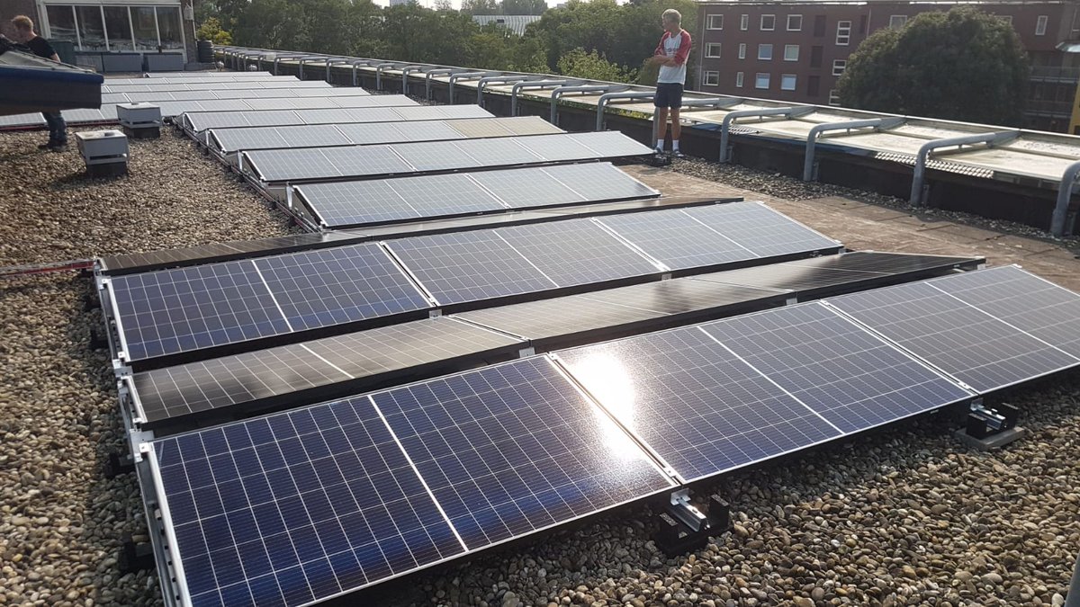 EcostroomNu's tweet photo. Wederom een project op een VvE! Dit keer in de Watergraafsmeer bij VvE Old Trafford. @ZonenCo plaatste hier ruim 222 zonnepanelen voor ons! Bewoners van de VvE kregen voorrang bij hen afnemen van zonnepanelen. De laatste panelen zijn beschikbaar via: https://t.co/mTNqvCkkJb. https://t.co/MdBMgKplch