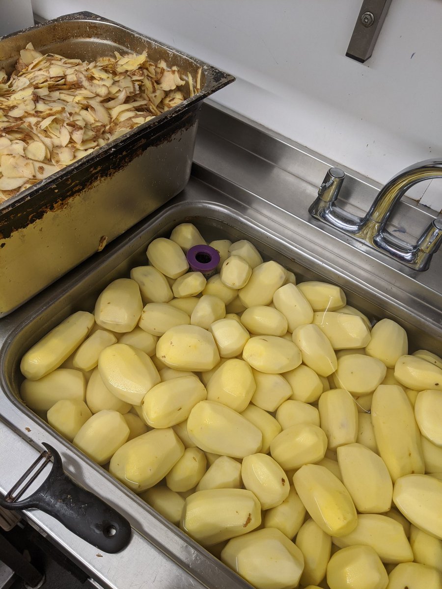 Timothynorris99's tweet photo. What fun this was 1 hour to peep three sacks of potatoes and it been gone in 30 mins #cheflife #potatoes #fun https://t.co/SUuXYQDgz4