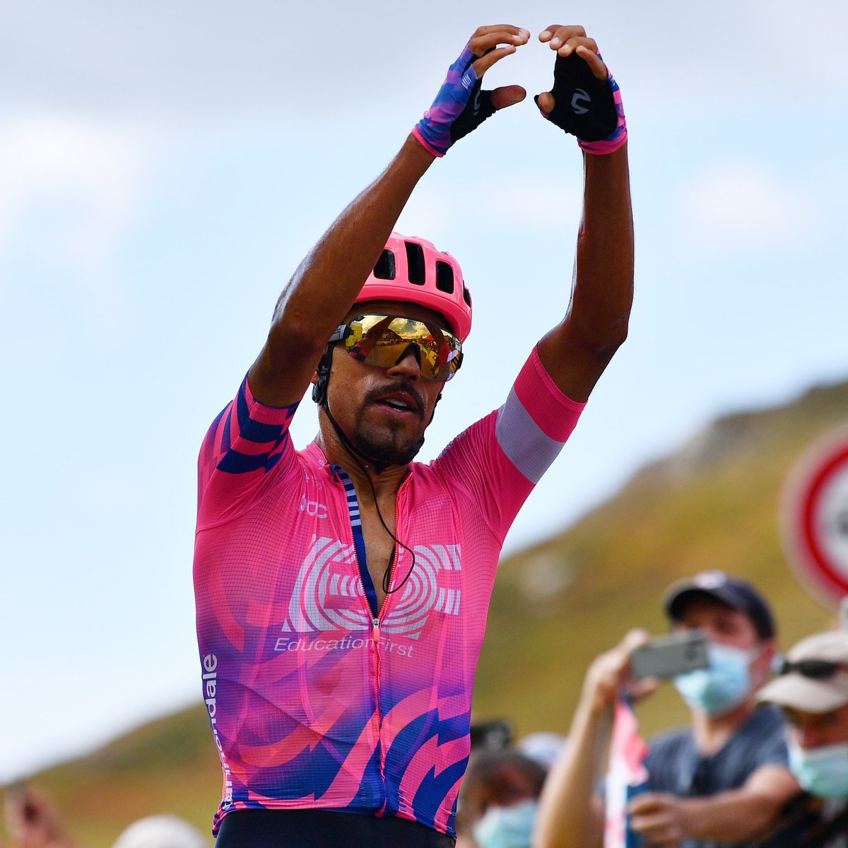 EEdeportista's tweet photo. ¡ORGULLO COLOMBIANO! 💛💙❤️ #TDF2020: El colombiano Daniel Felipe Martínez ganó la etapa 13. 
https://t.co/Mz4JvcZ7bM https://t.co/JOGMp7YGdj