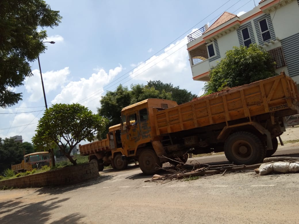 NewBolarum's tweet photo. @Director_EVDM @CEC_EVDM
Colonies/RWA r riddled with dust& #roads destroyed due to huge excavations in area. 👇🏽 #LakshammaEnclave #SaranNagar #DewDropsColony #BlueBirdsColoy #GVREnclave
Builder not complying to stds compromising residents safety.
#Pollution
#NewBolarum #alwal https://t.co/cbij13jQbA