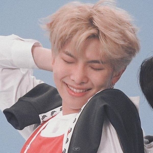 jimintempiedade's tweet photo. Eu te vejo como o símbolo mais puro de força e coragem. Eu te vejo como o melhor exemplo de conduta. Namjoon, vc é extraordinariamente lindo, não apenas por fora, mas por dentro tmb. A pessoa que vc é, é a pessoa q eu quero me tornar um dia.
Obrigada por ser exemplo💜#NamjoonDay https://t.co/dCesbYRu9m