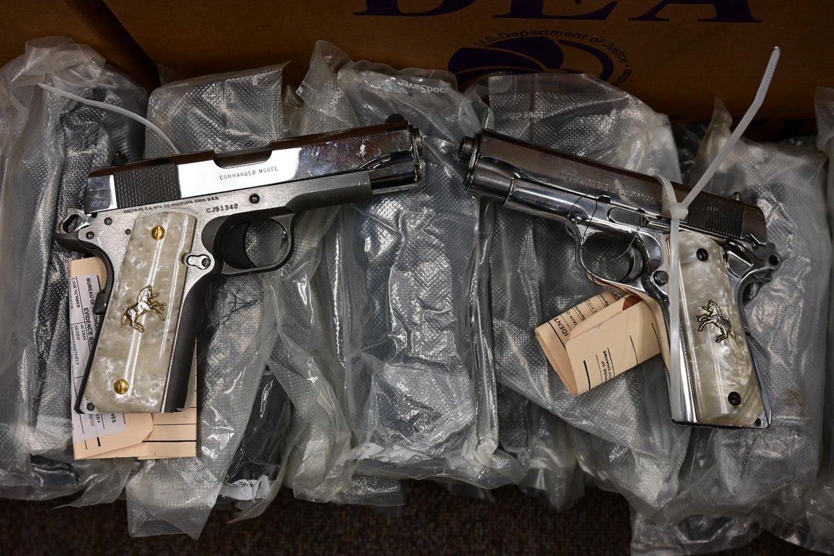Borderland_Beat's tweet photo. 18 mo "Operation Crystal Shield" ends with 1800 arrests, 43 million USD and 28,500 pounds of meth
https://t.co/SePrx8iHv3
#OperationCrystalShield #DEA #METH https://t.co/chhzqKhlGS