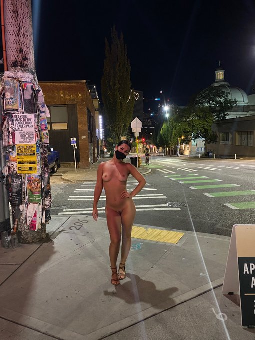 I spent my birthday weekend walking around Seattle in my birthday suit ? https://t.co/AaQequI0Pe