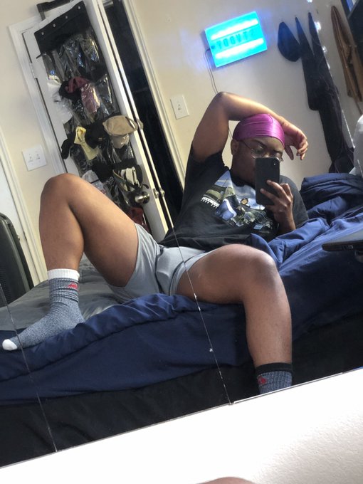 3 pic. I get hard when she walk pass me 🤤 https://t.co/K2MZCNdDHG