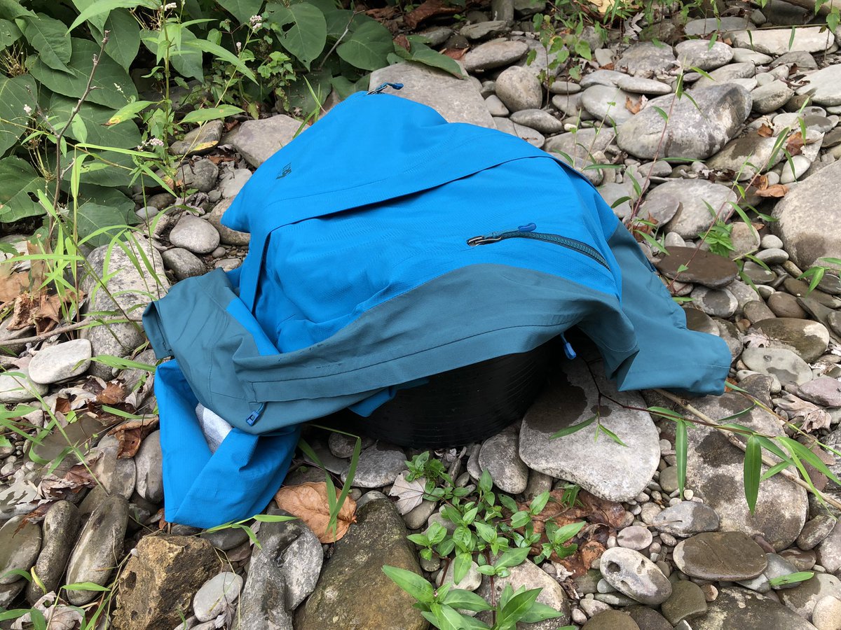 Patch_The_Medic's tweet image. PAM (taking Rapid light curves there), dark adapting samples for PAM, me and the device, and the site! The others are off getting more stuff haha #AlgaeTime #PercysLab