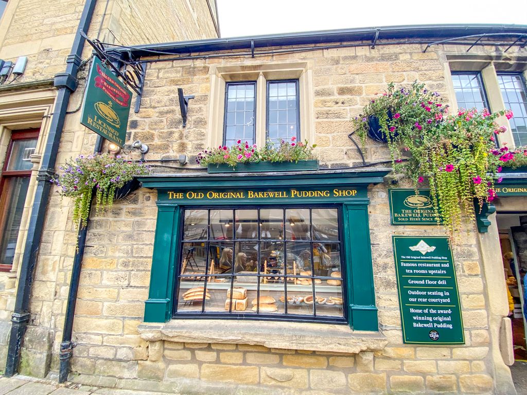wandering_quinn's tweet photo. I had such a nice day in the Peak District yesterday seeing some villages I’d never been to before- Bakewell &amp; Castleton!⛰🌳🌺🌼

You can so easily village hop and go on endless hikes around here if you’re looking for a UK trip soon!😊🇬🇧🚗
#peakdistrict #visitengland https://t.co/aP92HeKpIj