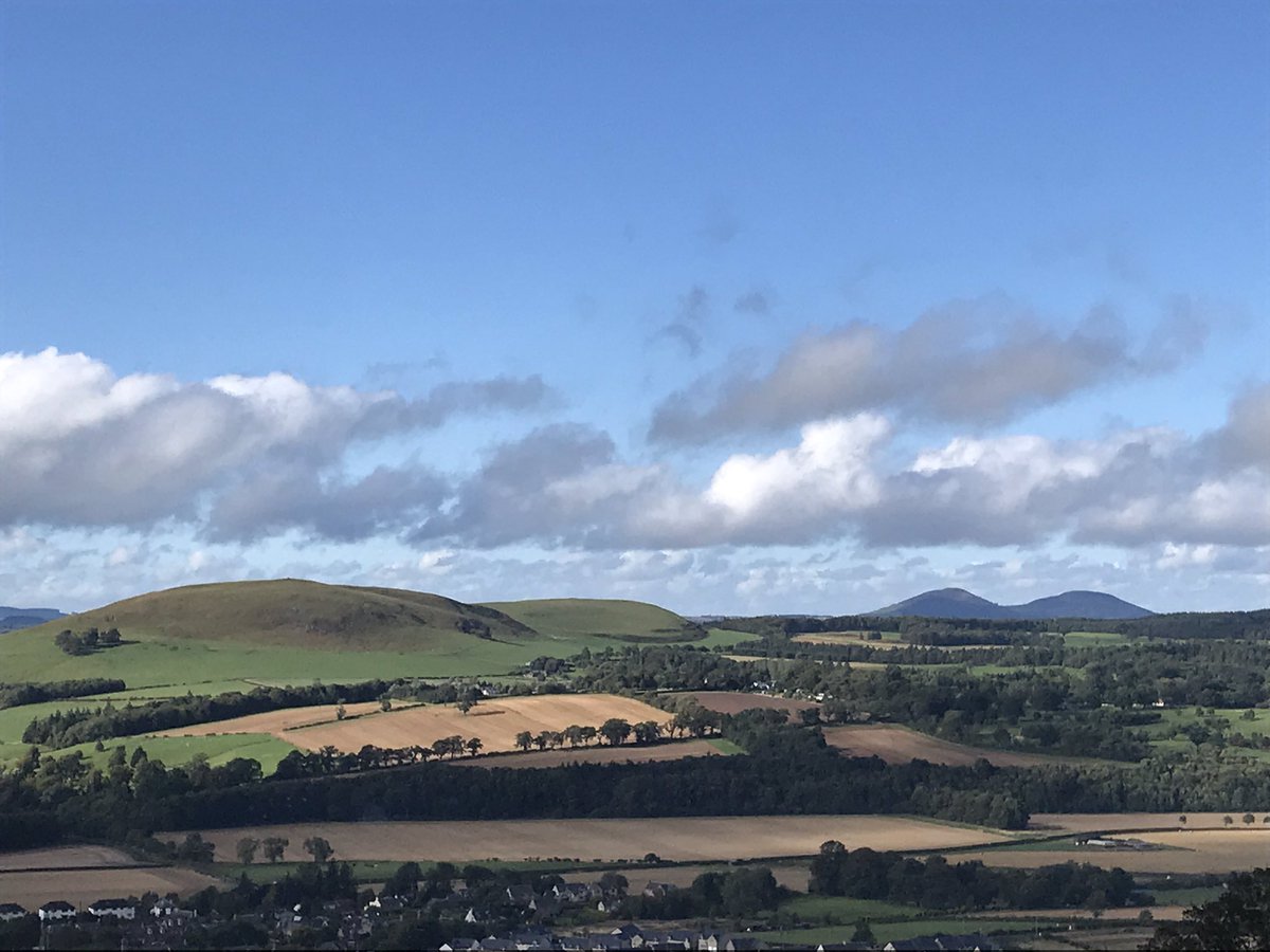 silverhills64's tweet photo. In between showers #MintoHills and distant #Eildons - stunning view ❤️🏴 https://t.co/OhQ4URmcZN