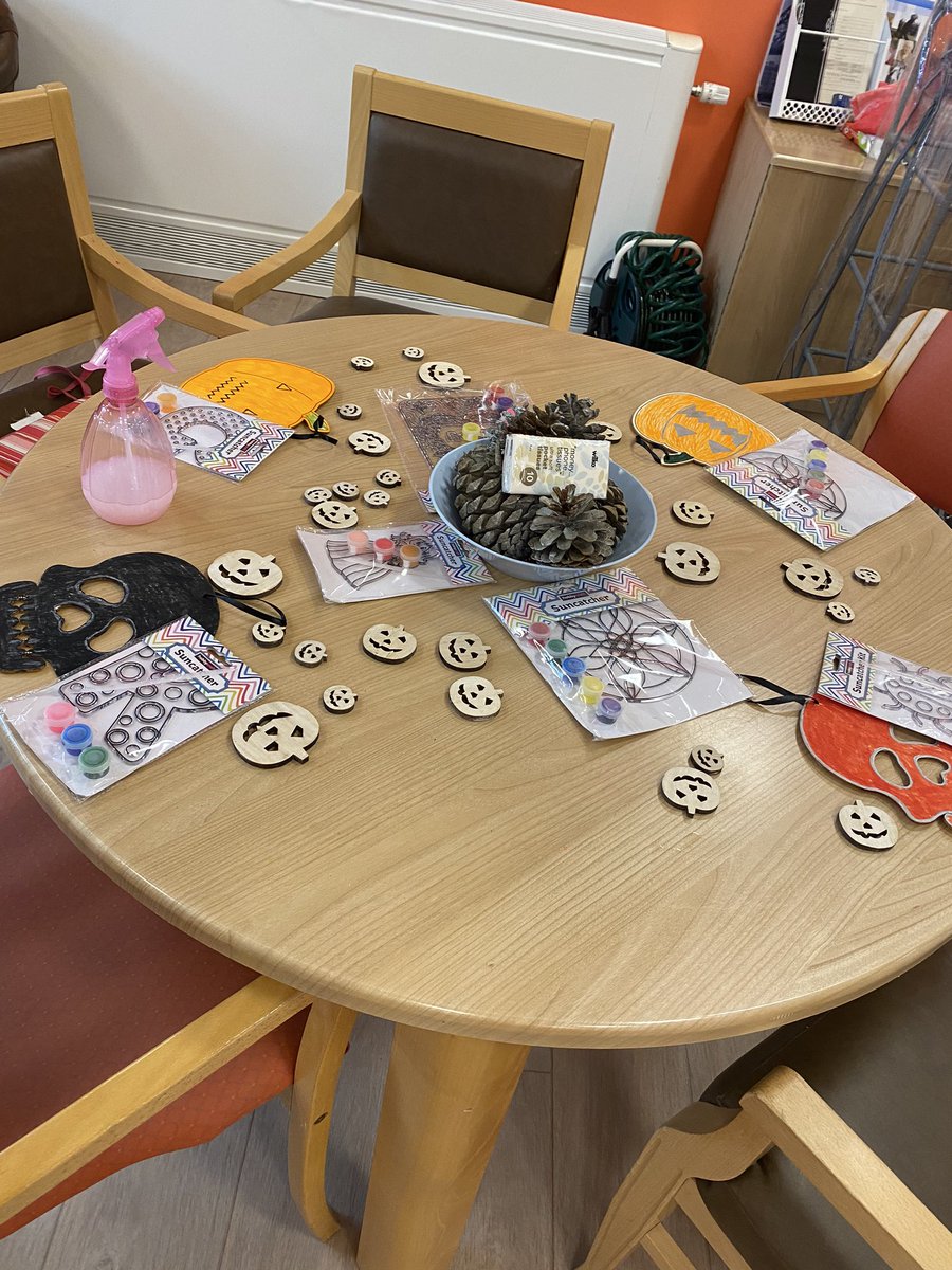 abbiedimmock's tweet photo. We have been spring cleaning on Cragside this afternoon and building our new “reading corner” in the activities room! A place for patients to have some much needed switch off time! @kellychequer @Lindabr49257152 @DrKarenFranks @QEGateshead @dementiaservic3 @Shellij27 https://t.co/lwUGQoOv9w