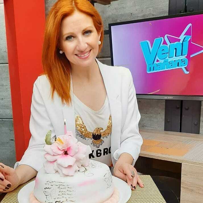 #ViernesDeFestejo 🤩

¡¡Felíz cumple querida @luciaalcaza!! 🎉 

El equipo de #VeniMañana te desea un hermoso #cumplecuarentenial 😄 

Gracias por la riquísima torta @javieragazzani 🎂 

¡Hermoso finde, hasta el lunes! 

#festejo #cumple #tv #vivo #Telef… instagr.am/p/CFAAMukl7gO/