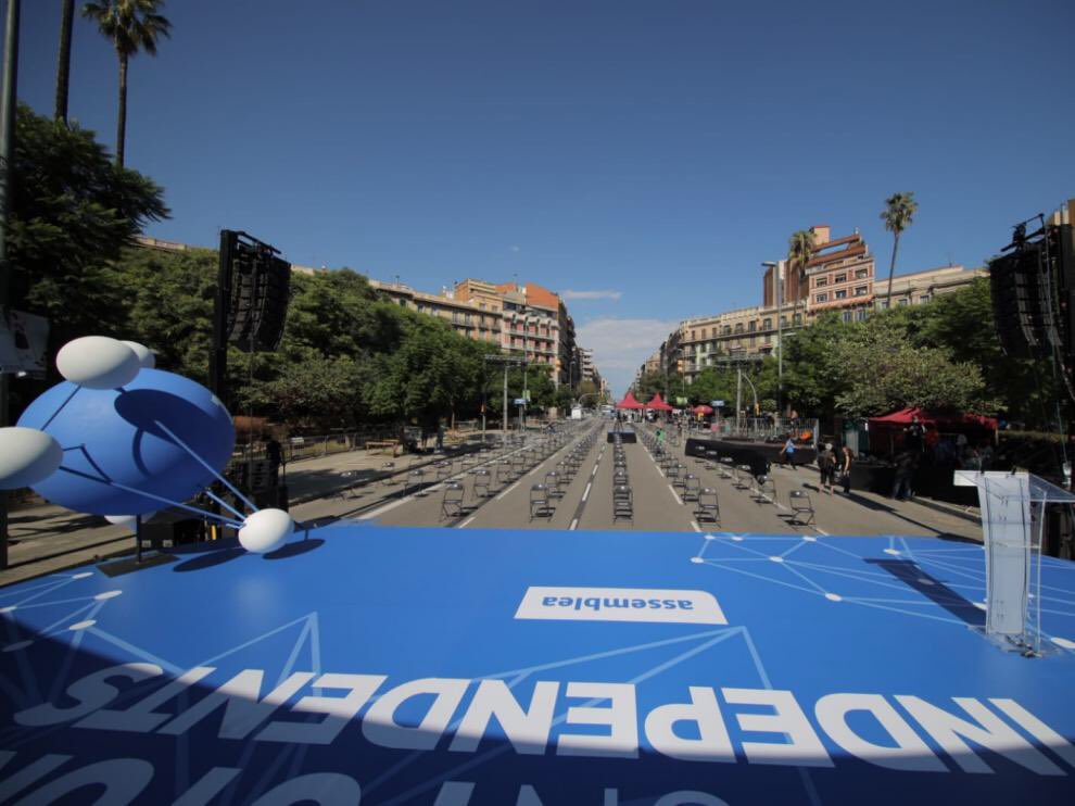 alexherreradiaz's tweet photo. @20mBarcelona te está contando la Diada en pandemia: en las calles @CarlaMercaderG @JudithClavain @macedogisela8 @Manu_OP1 @isabelserrano2 . Aquí la cobertura al minuto y material gráfico https://t.co/Cn7VvtJXJJ | @20m https://t.co/r8WIRi5NZT