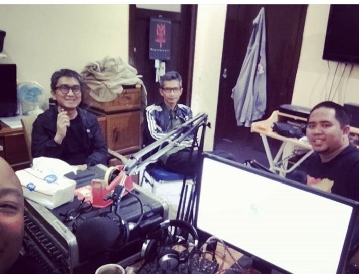 anggicau's tweet photo. @kungtaw_ Saya ge ikutan ah #HariRadioDay #HariRadioNasional . Sempet jadi pendengar rutin Radio ti Madinatusallam (freq nya dibeli MQFM ) dan berenti di Rase FM. Akhirnya bisa siaran di #Flight92 dan #Ngawangkong @RadioKabulhaden . https://t.co/cs4Gk8vZsj