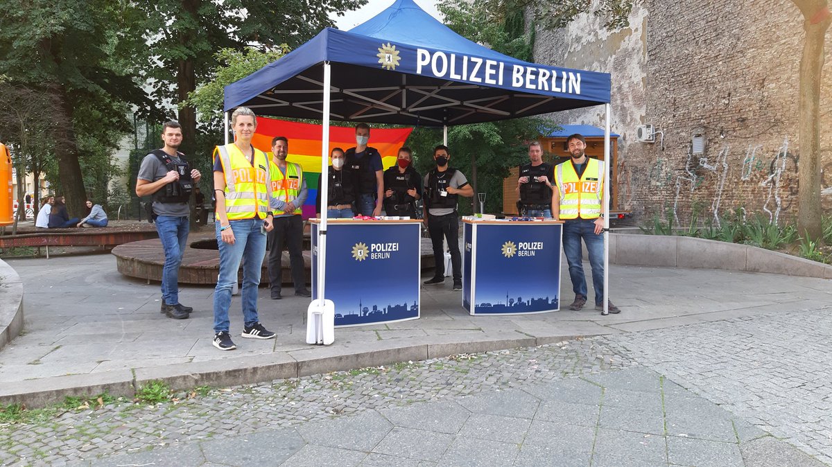 Wieder im Zeichen des Regenbogens unterwegs:
Noch bis 21 Uhr klären unsere Studis, gemeinsam mit den Ansprechpersonen für #LSBTI im Nollendorfkiez über #Hasskriminalität und Antanzdiebstahl auf.
 
#proudtobeyourfriend

^präv