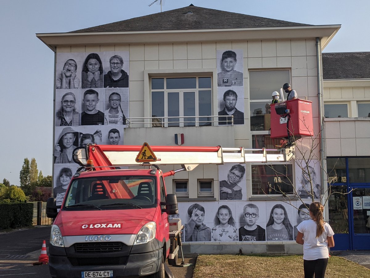 Clement_F76's tweet photo. Projet artistique #theinsideout avec l'encollage de l'école avec les affiches des portraits des élèves de l'école de Verneuil sur Avre. D'arès une idée originale de l'artiste JR @LaurentLeMerci4 @Alexandra_JAL @babsamuel https://t.co/VL6Z8mFPqn
