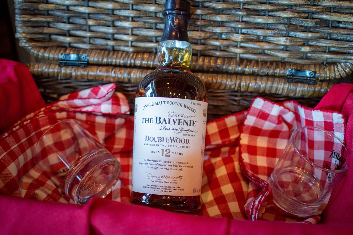 PWL12144's tweet photo. Good taste takes years to acquire – 12 to be exact. The Balvenie is slightly chewy in the the middle and finishes with gentle wood spice and raising. 

#SimpleWineChoices #FridayNight #Balvenie #whiskyFriday #friends https://t.co/Hnb40DkRAi