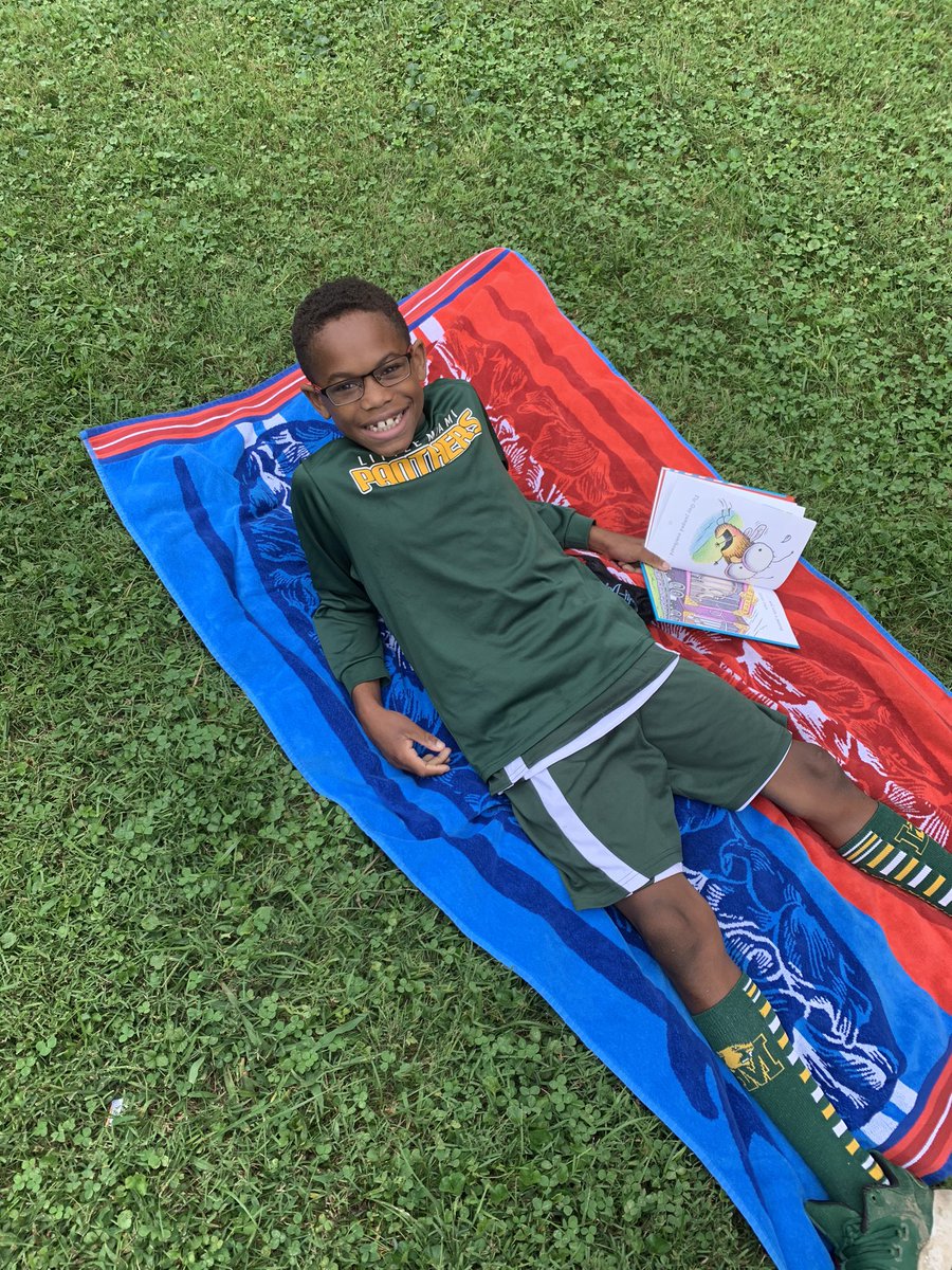 MrTaylorLM's tweet photo. Reading is so much more fun outdoors! #SalemSuperStars https://t.co/AHbimzmzPq