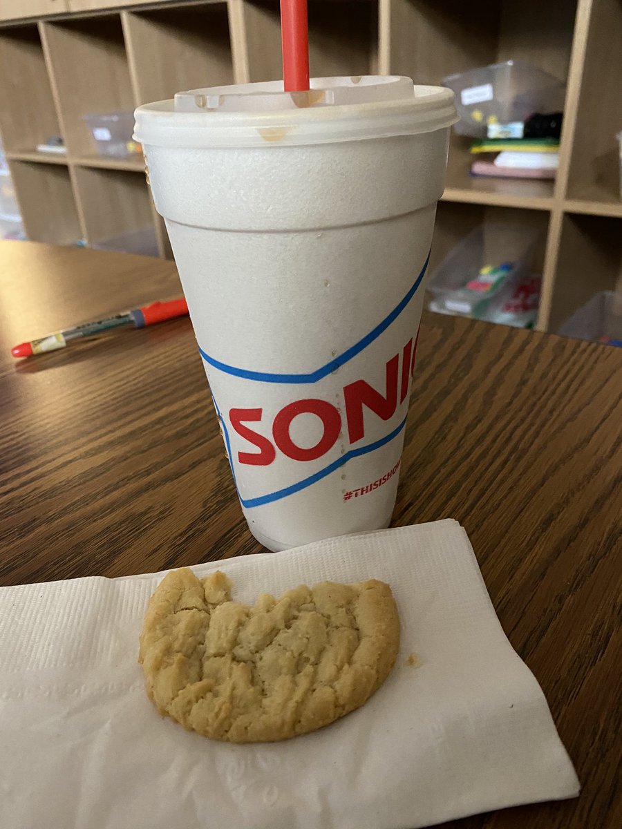 sdavid424's tweet image. Nice little sweet treat on this Friday afternoon! Thanks Admin! 😘 🍪 👍🏻 #MyAdminRocks #GiveMeAllTheSugar @KleinISD @BenignusKISD