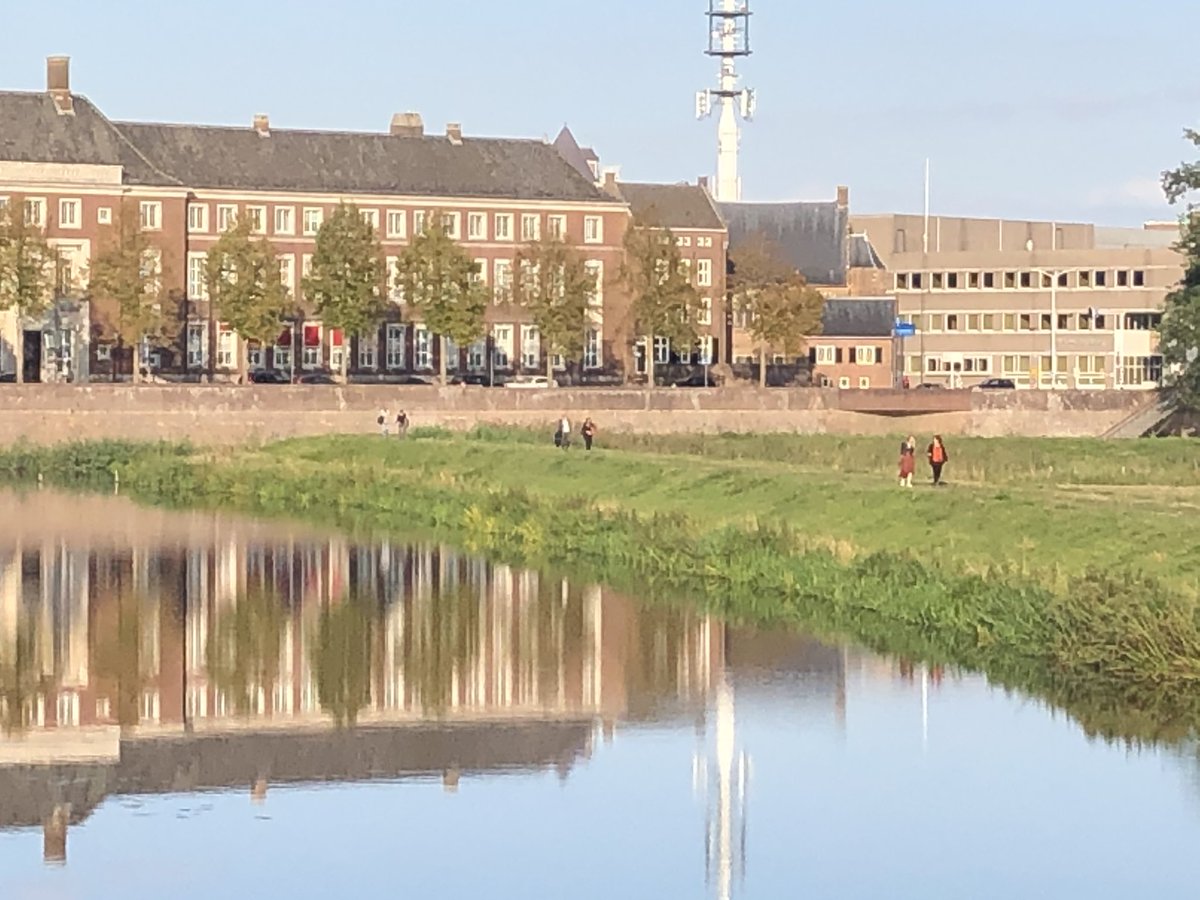 barteigeman's tweet photo. Gisteren wandelend ‘plotten’ met een elftal Bendeleden. Samen op verhaal komen om de vesting van protocollen en wantrouwen te slechten. Wat een inspirerende mensen. Wat een buit aan parels! Zijn er nog meer bendeleden te vinden? https://t.co/DKjchiRRqD https://t.co/CRKOnNPREk