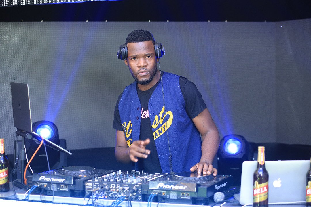 methia6's tweet photo. #NTVMixShow on air now @fem_dj on the decks @Deejay_Bryan on the Mic https://t.co/za2ctep7Fd