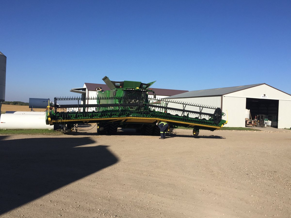 Lean1Mclean's tweet photo. Combining along the scenic oak River with a deere header that wants to be a macdon😉#hinging https://t.co/lCK7pRiM3L
