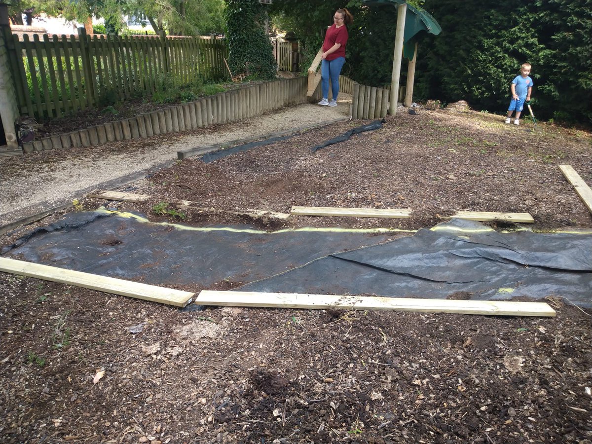 ThomasHardingJS's tweet photo. Have a look at these incredible before and after pictures of our 'Aspire and Grow' Together Garden. We have still got a long way to go though! Do you have any plants that you could donate to help us along? Please get in touch with the school office. #TeamTH https://t.co/thjHj3Rp0O