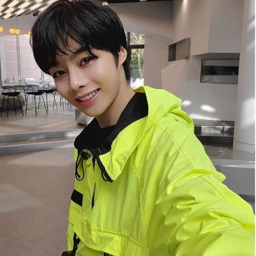 Geonuky__'s tweet photo. Bueno Se Perdieron Al Vocalista, Bailarín De La Generación, Igual Hanbin Era Mucho Para Ese Programa . 🤡
#ILAND_EP11 https://t.co/MIThFF08nA