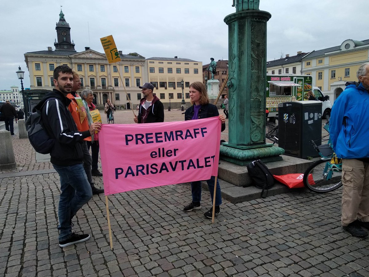 FFF_goteborg's tweet photo. #FridaysForFuture #klimatstrejk 11 september 2020 i Göteborg! Bara två veckor kvar tills nästa #GlobalStrike - och din medverkan behövs! Denna gång vill vi strejka utanför varje kommunhus i Sverige - skriv till oss om du kan tänka dig demonstrera i din kommun den 25/9! https://t.co/Yzmc7vWYU7
