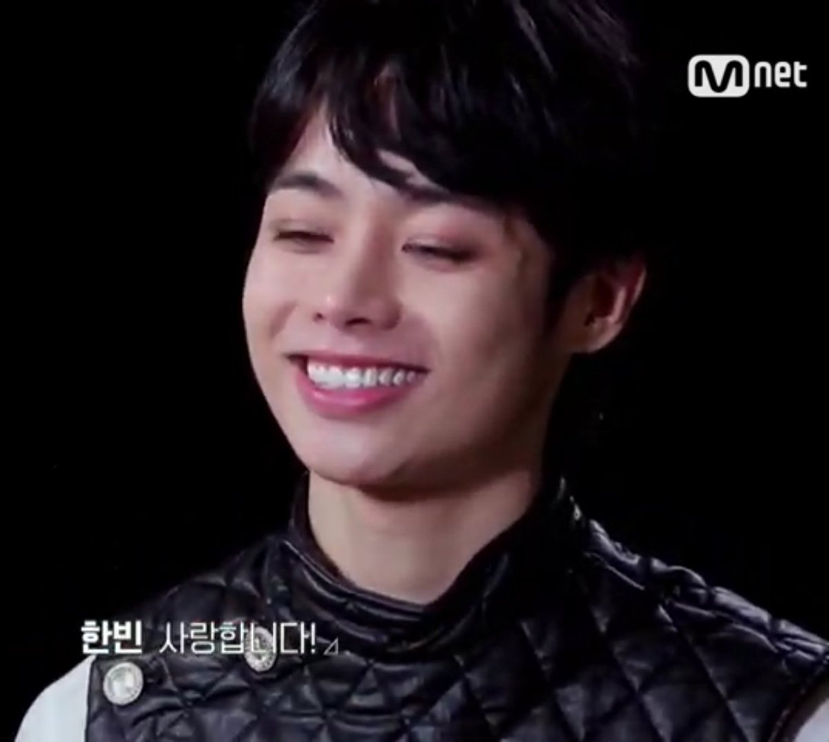 Asyvw_19's tweet photo. น้องยิ้มแต่แววตาที่น้องแสดงออกมันต่างกันรอยยิ้มที่ทุกคนมองว่าเป็นรอยยิ้มที่เหมือนไม่เสียใจอะไรเลยแต่ทุกคนจงมองมี่แววตาน้องแววตาน้องมันชัดเจนมาก
#HANBIN #HANBIN_ILAND_FIGHTING
#HANBINForever https://t.co/s00X10PXkF