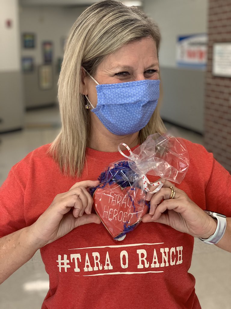 TaraOaks_ES's tweet photo. We appreciate and honor our nurse, police officer, bus drivers, crossing guards, and all who make our school so special. Thank you! #PatriotDay2020 #TaraOHeroes https://t.co/SJ8jawywRU