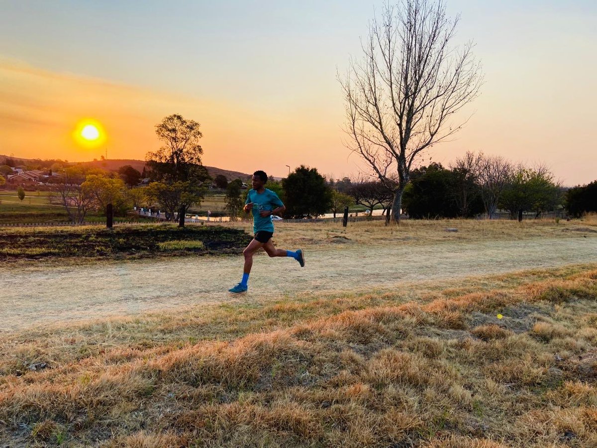 giftofdistance's tweet photo. If you are working on something exciting that you really care about, you don’t have to be pushed. The vision pulls you. #WaistSizeDistanceWeekly #FetchYourBody2020 #RunningWithTumiSole #TGIF #Eveningrun https://t.co/F6SPPYyORR