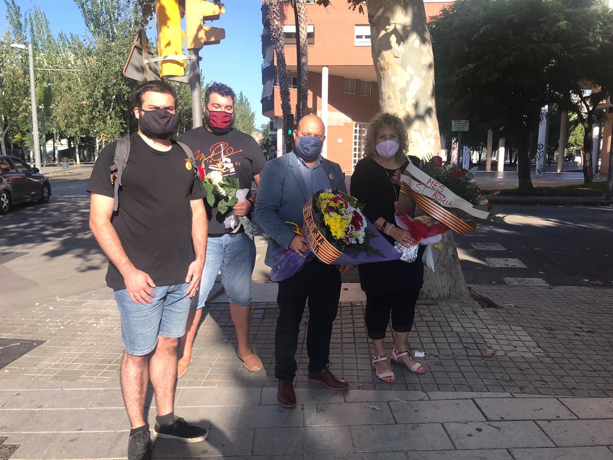 erc_santadria's tweet photo. 😷Hem demostrat que hi havia una alternativa segura a la celebració institucional de la Diada Nacional de Catalunya a #SantAdrià
🤝Agraïm a @MovEsqSAB la seva participació amb nosaltres.
🚩@JoventSantAdria ha participat a l’ofrena organitzada per @CDR_SantAdria i @ANCSantAdria https://t.co/HOlqR1yuwe