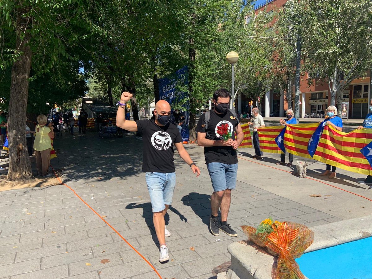 erc_santadria's tweet photo. 😷Hem demostrat que hi havia una alternativa segura a la celebració institucional de la Diada Nacional de Catalunya a #SantAdrià
🤝Agraïm a @MovEsqSAB la seva participació amb nosaltres.
🚩@JoventSantAdria ha participat a l’ofrena organitzada per @CDR_SantAdria i @ANCSantAdria https://t.co/HOlqR1yuwe