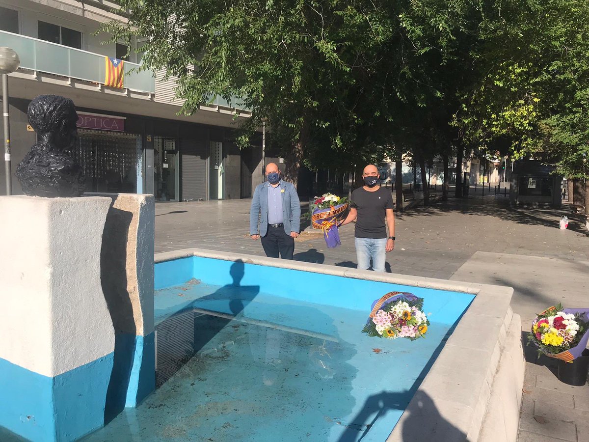 erc_santadria's tweet photo. 😷Hem demostrat que hi havia una alternativa segura a la celebració institucional de la Diada Nacional de Catalunya a #SantAdrià
🤝Agraïm a @MovEsqSAB la seva participació amb nosaltres.
🚩@JoventSantAdria ha participat a l’ofrena organitzada per @CDR_SantAdria i @ANCSantAdria https://t.co/HOlqR1yuwe