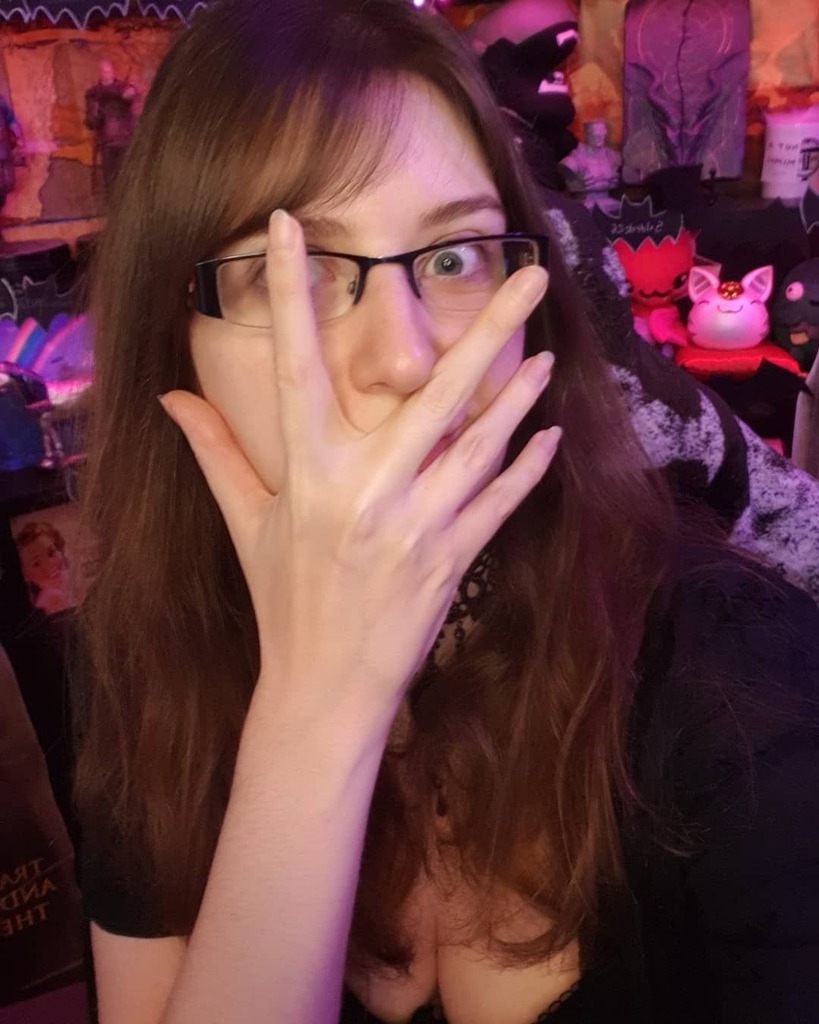 Dracthonia's tweet photo. I'm awake! Imma do my makeup on stream so we can get this ball rolling! 
Come tell me what special weird thing can you do? 
Live in 5! 
#nomakeup #streamerlife #streamergirl #makeuponstream #barefaced #gamerlife #itsfridaybitches #twitch #twitchstreamer https://t.co/j2f6qDrV6Q https://t.co/6Ty8sMp7pz