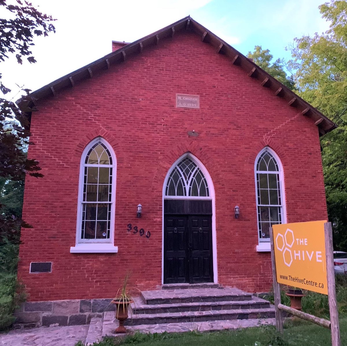 HiveCentreStay's tweet photo. When the brightly colored sky illuminates the #church in hues of pink and #purple. #crownchakra #sunset #clarington #durhamregion #yorkdurhamheadwaters #naturereflection #natureisthebestartist #artreflectinglife #changingnature https://t.co/kWs2OFj6PS