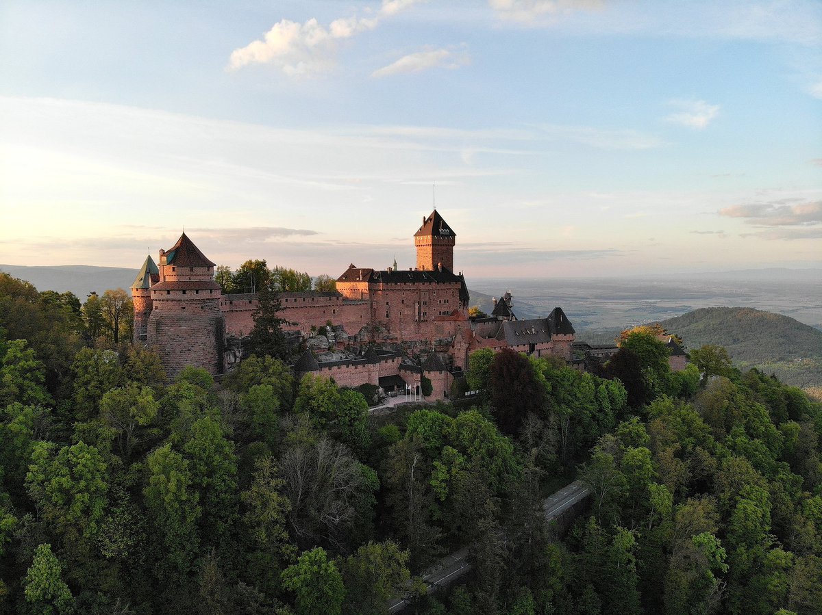 burgenruinen's tweet photo. Château du #HautKœnigsbourg, #Elsass, #Alsace, #Frankreich 🇫🇷 

... während des Dreißigjährigen Krieges wurde sie 52 Tage von den Schweden belagert, am 7. September 1633 erobert und in Brand gesetzt https://t.co/B435kIfQ7Y