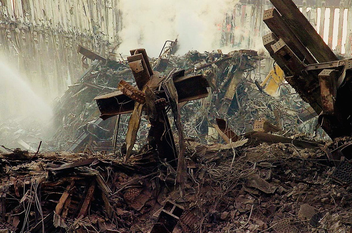 MericaMayhem's tweet photo. 😔🙏🏽🇺🇸 #911 #NeverForget https://t.co/TnMxN1pVux