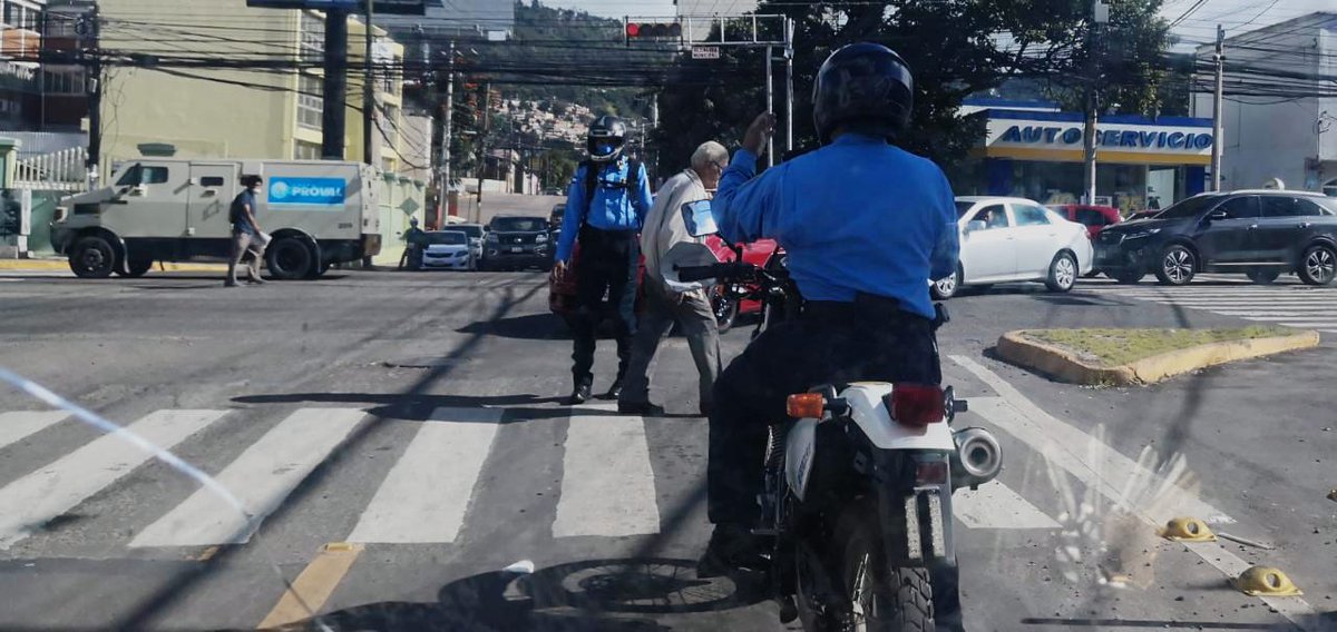 PoliciaHonduras's tweet photo. #DignoDeAdmirar

Gracias a @hnellibertador por captar el momento en que agentes policiales brindan ayuda a un señor de la tercera edad a cruzar la calle en Tegucigalpa, nuestro compromiso #ServirYProteger https://t.co/7qKfpIlN9o